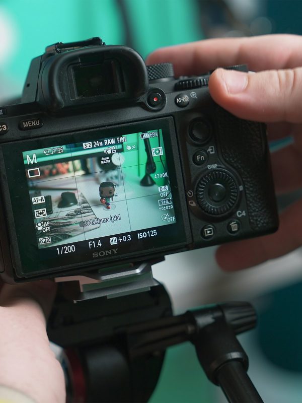 Ürün fotoğrafı çeken fotoğraf makinesi